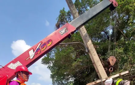 PEA บริหารจัดการระบบจำหน่ายไฟฟ้าในพื้นที่ริมแม่น้ำด้วยเรือเครนเพื่อเพิ่มประสิทธิภาพการบริการ