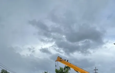 เกิดเหตุรถกระบะแหกโค้งชนเสาไฟฟ้าแรงสูงล้ม 7 ต้น 