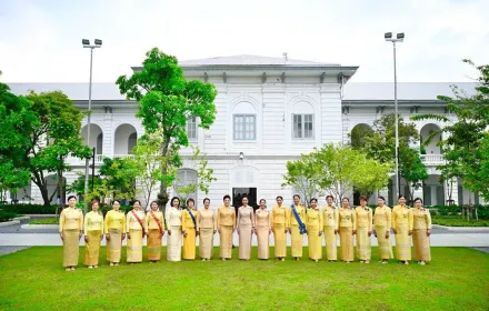 ประธานคณะแม่บ้าน กฟภ. ร่วมรับเสด็จ พระบาทสมเด็จพระเจ้าอยู่หัว และสมเด็จพระนางเจ้า ฯ พระบรมราชินี เสด็จพระราชดำเนินถวายผ้าพระกฐิน