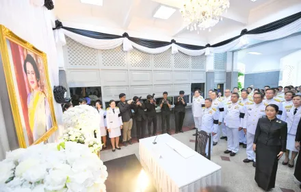 PEA ร่วมลงนามแสดงความอาลัยหน้าพระฉายาลักษณ์ถวายแด่สมเด็จพระนางเจ้าสิริกิติ์ พระบรมราชินีนาถ พระบรมราชชนนีพันปีหลวง