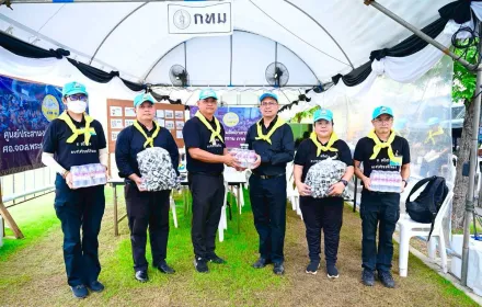 PEA แจกน้ำ-ยาดม ให้ประชาชนที่มาสักการะพระบรมศพ