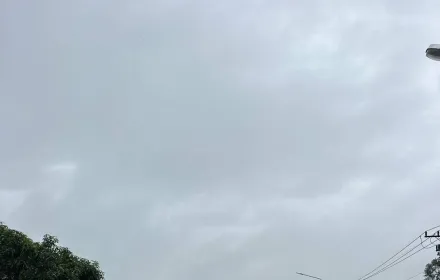 เสาล้ม 18 ต้น หน้าโรงเรียนมูลนิธิอาซิชสถาน จังหวัดปัตตานี PEA ทะยอยจ่ายไฟคืนได้ทั้งหมดคืนนี้