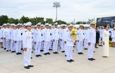 PEA วางพุ่มดอกไม้ถวายบังคมพระบรมราชานุสาวรีย์พระบาทสมเด็จพระบรมชนกาธิเบศร มหาภูมิพลอดุลยเดชมหาราชบรมนาถบพิตร