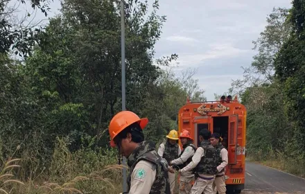 PEA เข้าพื้นที่ซ่อมไฟจากการถล่มแม้ลำบากอันตรายเพียงใดเจ้าหน้าที่ต้องฝ่าฟันเพื่อให้มีแสงสว่าง