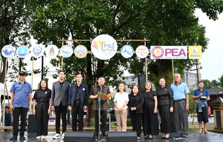 PEA ชวนสัมผัสสีสันยามเย็นริมฟ้า ในงาน TRAT TWILIGHT KITE & MUSIC FESTIVAL 2026  การไฟฟ้าส่วนภูมิภาค (PEA) ร่วมสนับสนุนงาน TRAT TWILIGHT KITE & MUSIC FESTIVAL 2026 เทศกาลว่าวและดนตรีสุดยิ่งใหญ่ของ จังหวัดตราด จัดขึ้น ณ สนามหลวงตราดเฉลิมพระเกียรติ เพื่อคืนความสุขให้ประชาชนชาวตราดและนักท่องเที่ยว พร้อมส่งเสริมการท่องเที่ยว กระตุ้นเศรษฐกิจชุมชน และสร้างภาพลักษณ์ที่ดีให้จังหวัดตราดอย่างสร้างสรรค์  ภายในงานเต็มไปด้วยบรรยากาศอบอุ่นของเทศกาลแห่งความรัก ไฮไลต์พิเศษคือ เทศกาลว่าวยักษ์สุดน่ารัก ที่จะโบยบินแต่งแต้มท้อง