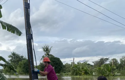 จ