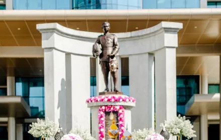 PEA วางพวงมาลาถวายสักการะพระบรมราชานุสาวรีย์ พระบาทสมเด็จพระจุลจอมเกล้าเจ้าอยู่หัว