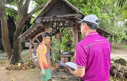 PEA เดินหน้าสำรวจบ้านครัวเรือนที่เข้าร่วมโครงการโซลาร์ภาคประชาชน ต่อเนื่อง  วันที่ 30 ตุลาคม 2569 การไฟฟ้าส่วนภูมิภาค (PEA) จังหวัดชลบุรี จังหวัดสุโขทัย จังหวัดขอนแก่น และจังหวัดอุดรธานี จัดทีมงานลงพื้นที่สำรวจครัวเรือนที่สมัครเข้าร่วมโครงการโซลาร์ภาคประชาชน ต่อเนื่องเพื่อตรวจสอบความเหมาะสมของสถานที่ติดตั้งระบบผลิตไฟฟ้าจากพลังงานแสงอาทิตย์ (Solar Rooftop) และใช้เทคโนโลยีโดรนบินสำรวจสภาพหลังคาและพื้นที่ติดตั้ง เพิ่มความสะดวก รวดเร็ว และมีประสิทธิภาพในการเก็บข้อมูลประกอบการพิจารณา ให้เป็นไปตามหลักเกณฑ์ มาตรฐา