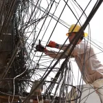 PEAเดินหน้ารื้อถอนสายสื่อสารที่ติดตั้งบนเสาไฟฟ้าโดยไม่ได้รับอนุญาต