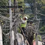 PEAเดินหน้ารื้อถอนสายสื่อสารที่ติดตั้งบนเสาไฟฟ้าโดยไม่ได้รับอนุญาต