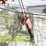 PEAเดินหน้ารื้อถอนสายสื่อสารที่ติดตั้งบนเสาไฟฟ้าโดยไม่ได้รับอนุญาต