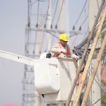 PEA เดินหน้ารื้อถอนสายสื่อสารที่ติดตั้งบนเสาไฟฟ้าโดยไม่ได้รับอนุญาต