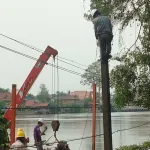 PEA บริหารจัดการระบบจำหน่ายไฟฟ้าในพื้นที่ริมแม่น้ำด้วยเรือเครนเพื่อเพิ่มประสิทธิภาพการบริการ