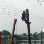 PEA บริหารจัดการระบบจำหน่ายไฟฟ้าในพื้นที่ริมแม่น้ำด้วยเรือเครนเพื่อเพิ่มประสิทธิภาพการบริการ