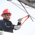 PEA  เดินหน้ารื้อถอนสายสื่อสารที่ติดตั้งบนเสาไฟฟ้าโดยไม่ได้รับอนุญาต ในพื้นที่จังหวัดระยอง