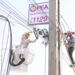 PEA  เดินหน้ารื้อถอนสายสื่อสารที่ติดตั้งบนเสาไฟฟ้าโดยไม่ได้รับอนุญาต ในพื้นที่จังหวัดระยอง