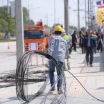 PEA  เดินหน้ารื้อถอนสายสื่อสารที่ติดตั้งบนเสาไฟฟ้าโดยไม่ได้รับอนุญาต ในพื้นที่จังหวัดระยอง