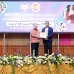 PEA มอบเกียรติบัตรให้กับช่างไฟฟ้าจิตอาสาวิทยาลัยเทคนิคเดชอุดม ผู้ร่วมสนับสนุนโครงการ PEA อาสาสมัครปรับปรุงซ่อมแซมระบบไฟฟ้าภายในครัวเรือนช่วยเหลือประชาชนผู้ได้รับผลกระทบจากเหตุปะทะชายแดนไทย-กัมพูชา