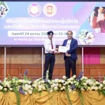 PEA มอบเกียรติบัตรให้กับช่างไฟฟ้าจิตอาสาวิทยาลัยเทคนิคเดชอุดม ผู้ร่วมสนับสนุนโครงการ PEA อาสาสมัครปรับปรุงซ่อมแซมระบบไฟฟ้าภายในครัวเรือนช่วยเหลือประชาชนผู้ได้รับผลกระทบจากเหตุปะทะชายแดนไทย-กัมพูชา