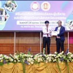 PEA มอบเกียรติบัตรให้กับช่างไฟฟ้าจิตอาสาวิทยาลัยเทคนิคเดชอุดม ผู้ร่วมสนับสนุนโครงการ PEA อาสาสมัครปรับปรุงซ่อมแซมระบบไฟฟ้าภายในครัวเรือนช่วยเหลือประชาชนผู้ได้รับผลกระทบจากเหตุปะทะชายแดนไทย-กัมพูชา