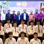 PEA มอบเกียรติบัตรให้กับช่างไฟฟ้าจิตอาสาวิทยาลัยเทคนิคเดชอุดม ผู้ร่วมสนับสนุนโครงการ PEA อาสาสมัครปรับปรุงซ่อมแซมระบบไฟฟ้าภายในครัวเรือนช่วยเหลือประชาชนผู้ได้รับผลกระทบจากเหตุปะทะชายแดนไทย-กัมพูชา