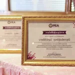 PEA มอบเกียรติบัตรให้กับช่างไฟฟ้าจิตอาสาวิทยาลัยเทคนิคเดชอุดม ผู้ร่วมสนับสนุนโครงการ PEA อาสาสมัครปรับปรุงซ่อมแซมระบบไฟฟ้าภายในครัวเรือนช่วยเหลือประชาชนผู้ได้รับผลกระทบจากเหตุปะทะชายแดนไทย-กัมพูชา