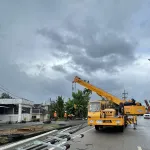 เกิดเหตุรถกระบะแหกโค้งชนเสาไฟฟ้าแรงสูงล้ม 7 ต้น 