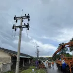 เกิดเหตุรถกระบะแหกโค้งชนเสาไฟฟ้าแรงสูงล้ม 7 ต้น 