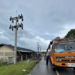 เกิดเหตุรถกระบะแหกโค้งชนเสาไฟฟ้าแรงสูงล้ม 7 ต้น 