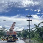 เกิดเหตุรถกระบะแหกโค้งชนเสาไฟฟ้าแรงสูงล้ม 7 ต้น 