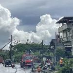 เกิดเหตุรถกระบะแหกโค้งชนเสาไฟฟ้าแรงสูงล้ม 7 ต้น 