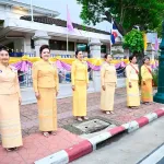 ประธานคณะแม่บ้าน กฟภ. ร่วมรับเสด็จ พระบาทสมเด็จพระเจ้าอยู่หัว และสมเด็จพระนางเจ้า ฯ พระบรมราชินี เสด็จพระราชดำเนินถวายผ้าพระกฐิน
