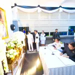 PEA ร่วมลงนามแสดงความอาลัยหน้าพระฉายาลักษณ์ถวายแด่สมเด็จพระนางเจ้าสิริกิติ์ พระบรมราชินีนาถ พระบรมราชชนนีพันปีหลวง