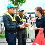 PEA แจกน้ำ-ยาดม ให้ประชาชนที่มาสักการะพระบรมศพ