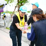 PEA แจกน้ำ-ยาดม ให้ประชาชนที่มาสักการะพระบรมศพ