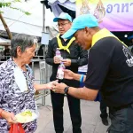 PEA แจกน้ำ-ยาดม ให้ประชาชนที่มาสักการะพระบรมศพ