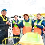 PEA แจกน้ำ-ยาดม ให้ประชาชนที่มาสักการะพระบรมศพ