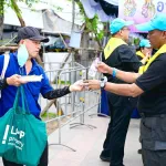 PEA แจกน้ำ-ยาดม ให้ประชาชนที่มาสักการะพระบรมศพ