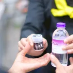 PEA แจกน้ำ-ยาดม ให้ประชาชนที่มาสักการะพระบรมศพ