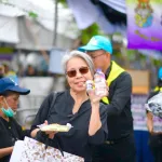 PEA แจกน้ำ-ยาดม ให้ประชาชนที่มาสักการะพระบรมศพ