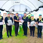 PEA แจกน้ำ-ยาดม ให้ประชาชนที่มาสักการะพระบรมศพ