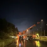 เสาล้ม 18 ต้น หน้าโรงเรียนมูลนิธิอาซิชสถาน จังหวัดปัตตานี PEA ทยอยจ่ายไฟคืนได้ทั้งหมดคืนนี้