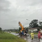 เสาล้ม 18 ต้น หน้าโรงเรียนมูลนิธิอาซิชสถาน จังหวัดปัตตานี PEA ทยอยจ่ายไฟคืนได้ทั้งหมดคืนนี้