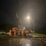 เสาล้ม 18 ต้น หน้าโรงเรียนมูลนิธิอาซิชสถาน จังหวัดปัตตานี PEA ทยอยจ่ายไฟคืนได้ทั้งหมดคืนนี้