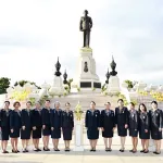 PEA วางพุ่มดอกไม้ถวายบังคมพระบรมราชานุสาวรีย์พระบาทสมเด็จพระบรมชนกาธิเบศร มหาภูมิพลอดุลยเดชมหาราชบรมนาถบพิตร