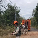 PEA เข้าพื้นที่ซ่อมไฟจากการถล่มแม้ลำบากอันตรายเพียงใดเจ้าหน้าที่ต้องฝ่าฟันเพื่อให้มีแสงสว่าง