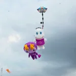 PEA ชวนสัมผัสสีสันยามเย็นริมฟ้า ในงาน TRAT TWILIGHT KITE & MUSIC FESTIVAL 2026  การไฟฟ้าส่วนภูมิภาค (PEA) ร่วมสนับสนุนงาน TRAT TWILIGHT KITE & MUSIC FESTIVAL 2026 เทศกาลว่าวและดนตรีสุดยิ่งใหญ่ของ จังหวัดตราด จัดขึ้น ณ สนามหลวงตราดเฉลิมพระเกียรติ เพื่อคืนความสุขให้ประชาชนชาวตราดและนักท่องเที่ยว พร้อมส่งเสริมการท่องเที่ยว กระตุ้นเศรษฐกิจชุมชน และสร้างภาพลักษณ์ที่ดีให้จังหวัดตราดอย่างสร้างสรรค์  ภายในงานเต็มไปด้วยบรรยากาศอบอุ่นของเทศกาลแห่งความรัก ไฮไลต์พิเศษคือ เทศกาลว่าวยักษ์สุดน่ารัก ที่จะโบยบินแต่งแต้มท้อง