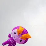 PEA ชวนสัมผัสสีสันยามเย็นริมฟ้า ในงาน TRAT TWILIGHT KITE & MUSIC FESTIVAL 2026  การไฟฟ้าส่วนภูมิภาค (PEA) ร่วมสนับสนุนงาน TRAT TWILIGHT KITE & MUSIC FESTIVAL 2026 เทศกาลว่าวและดนตรีสุดยิ่งใหญ่ของ จังหวัดตราด จัดขึ้น ณ สนามหลวงตราดเฉลิมพระเกียรติ เพื่อคืนความสุขให้ประชาชนชาวตราดและนักท่องเที่ยว พร้อมส่งเสริมการท่องเที่ยว กระตุ้นเศรษฐกิจชุมชน และสร้างภาพลักษณ์ที่ดีให้จังหวัดตราดอย่างสร้างสรรค์  ภายในงานเต็มไปด้วยบรรยากาศอบอุ่นของเทศกาลแห่งความรัก ไฮไลต์พิเศษคือ เทศกาลว่าวยักษ์สุดน่ารัก ที่จะโบยบินแต่งแต้มท้อง