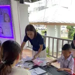 PEA ชวนสัมผัสสีสันยามเย็นริมฟ้า ในงาน TRAT TWILIGHT KITE & MUSIC FESTIVAL 2026  การไฟฟ้าส่วนภูมิภาค (PEA) ร่วมสนับสนุนงาน TRAT TWILIGHT KITE & MUSIC FESTIVAL 2026 เทศกาลว่าวและดนตรีสุดยิ่งใหญ่ของ จังหวัดตราด จัดขึ้น ณ สนามหลวงตราดเฉลิมพระเกียรติ เพื่อคืนความสุขให้ประชาชนชาวตราดและนักท่องเที่ยว พร้อมส่งเสริมการท่องเที่ยว กระตุ้นเศรษฐกิจชุมชน และสร้างภาพลักษณ์ที่ดีให้จังหวัดตราดอย่างสร้างสรรค์  ภายในงานเต็มไปด้วยบรรยากาศอบอุ่นของเทศกาลแห่งความรัก ไฮไลต์พิเศษคือ เทศกาลว่าวยักษ์สุดน่ารัก ที่จะโบยบินแต่งแต้มท้อง