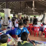 PEA ชวนสัมผัสสีสันยามเย็นริมฟ้า ในงาน TRAT TWILIGHT KITE & MUSIC FESTIVAL 2026  การไฟฟ้าส่วนภูมิภาค (PEA) ร่วมสนับสนุนงาน TRAT TWILIGHT KITE & MUSIC FESTIVAL 2026 เทศกาลว่าวและดนตรีสุดยิ่งใหญ่ของ จังหวัดตราด จัดขึ้น ณ สนามหลวงตราดเฉลิมพระเกียรติ เพื่อคืนความสุขให้ประชาชนชาวตราดและนักท่องเที่ยว พร้อมส่งเสริมการท่องเที่ยว กระตุ้นเศรษฐกิจชุมชน และสร้างภาพลักษณ์ที่ดีให้จังหวัดตราดอย่างสร้างสรรค์  ภายในงานเต็มไปด้วยบรรยากาศอบอุ่นของเทศกาลแห่งความรัก ไฮไลต์พิเศษคือ เทศกาลว่าวยักษ์สุดน่ารัก ที่จะโบยบินแต่งแต้มท้อง